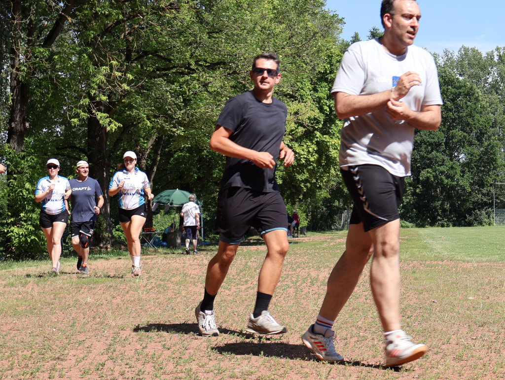 laufende Sportlerinnen und Sportler