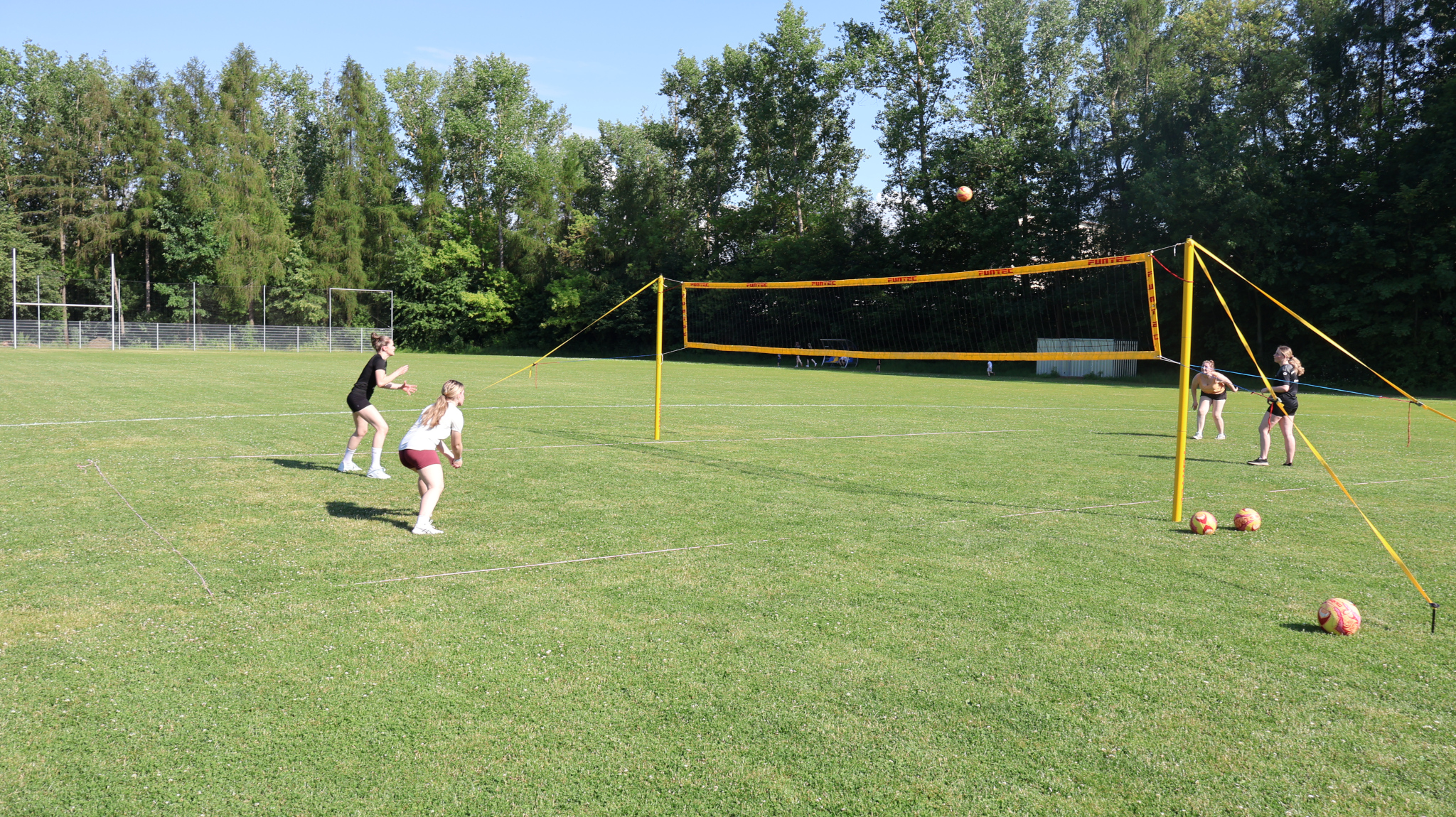 Spielerinnen auf dem Volleyballfeld